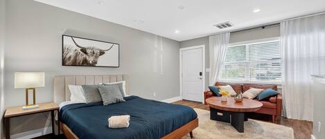 Escritorio, tabla de planchar con plancha, cuna de viaje y wifi gratis