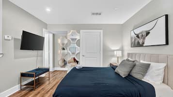 Bureau, fer et planche à repasser, lit de bébé portatif