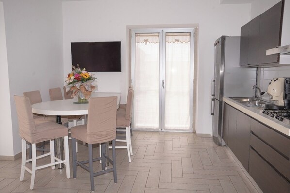 Fridge, oven, stovetop, dishwasher