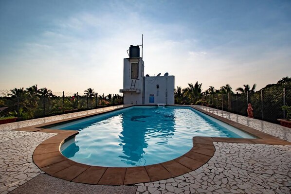 حمّام سباحة خارجي