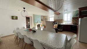 Dining - Stone house near CenterParcs and Futuroscope. (Tuffeau, beams, floor tiles) (Mouterre-Silly)