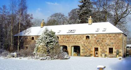 Cosy Cottage set in lovely gardens, 2 miles east of the seaside town of Nairn