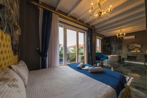 Premium villa, balkon, uitzicht op zwembad | Een strijkplank/strijkijzer, gratis wifi, beddengoed