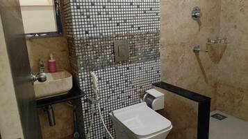 Asciugacapelli, asciugamani, sapone, carta igienica