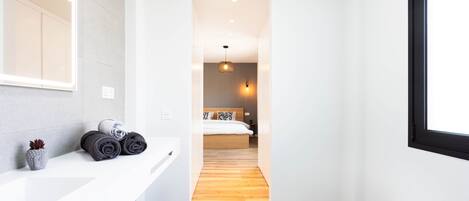 Shower, hair dryer, bidet, towels