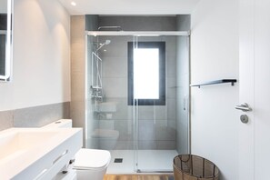 Dutxa, assecador de cabells, bidet i tovalloles 