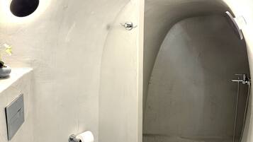 Apartment | Bathroom | Shower, hair dryer, towels, soap