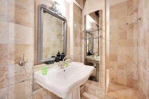 Hair dryer, towels, soap, toilet paper - Family Apartment - Quartier Latin (Paris)