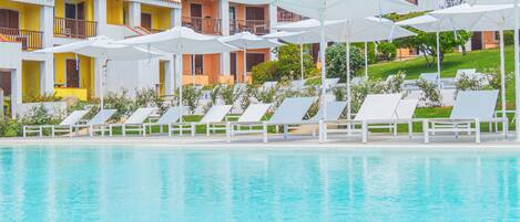 Außenpool (je nach Saison geöffnet), Sonnenschirme, Liegestühle