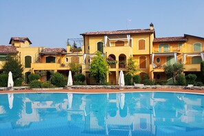 Pool - Borgo Torchio H3 ByBookinggardalake (Manerba del Garda)