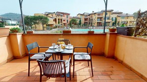 Outdoor dining - Borgo Torchio H3 ByBookinggardalake (Manerba del Garda)