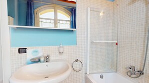 Shower, hair dryer, towels - Borgo Torchio H3 ByBookinggardalake (Manerba del Garda)