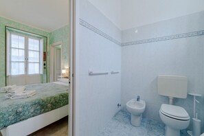 Shower, bidet, towels