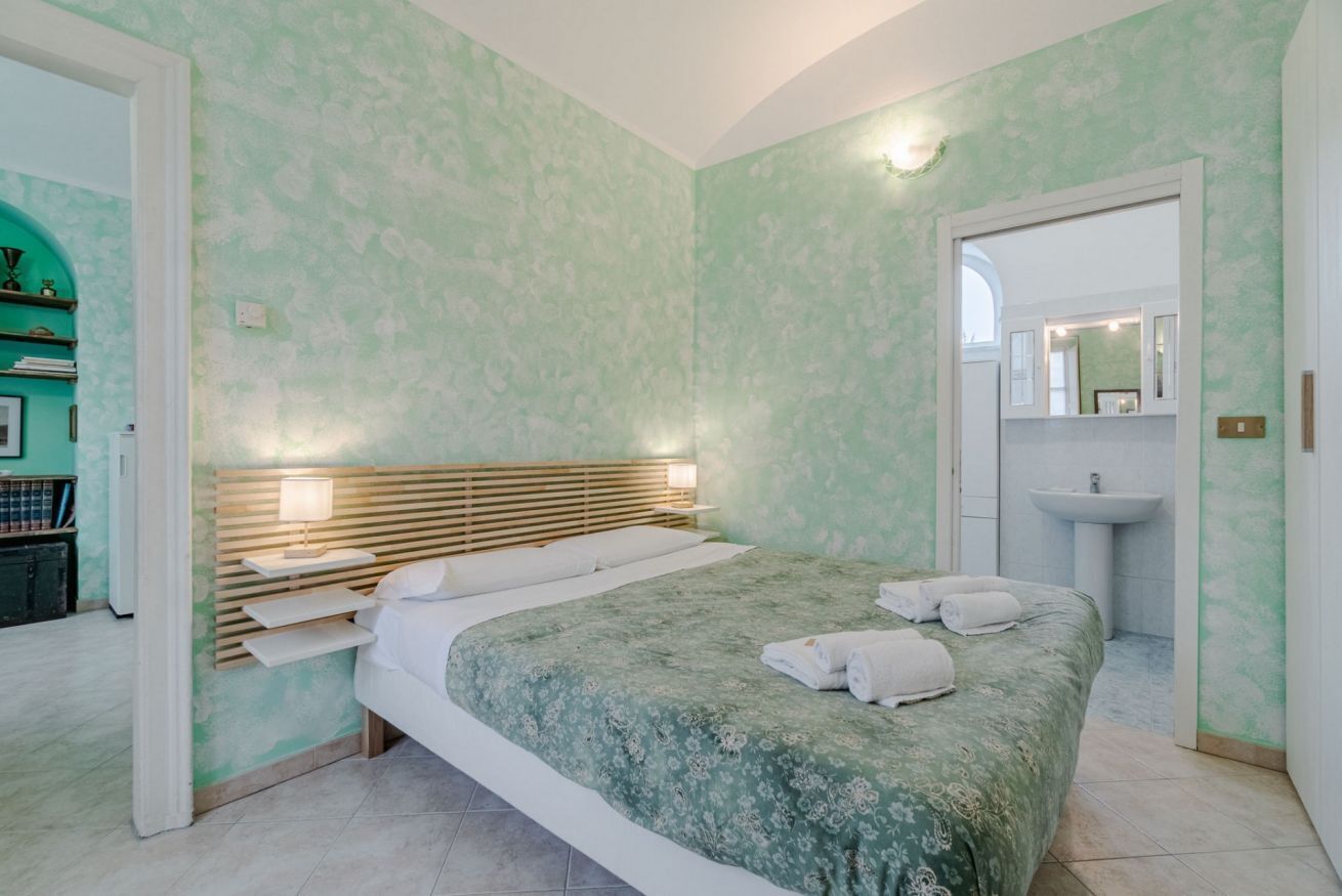 2 Schlafzimmer, Bügeleisen/Bügelbrett