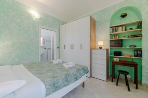 2 habitaciones y tabla de planchar con plancha