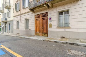 Exterior detail - A comfortable, welcoming 40 square meters apartment, perfect for four people, located on the second floor of a period building (NO elevator).The property is located near the Vittorio Emanuele I Bridge in a quiet residential area, well-connected to the ci (Turin)