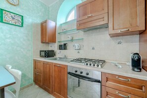 Fridge, microwave, toaster - A comfortable, welcoming 40 square meters apartment, perfect for four people, located on the second floor of a period building (NO elevator).The property is located near the Vittorio Emanuele I Bridge in a quiet residential area, well-connected to the ci (Turin)