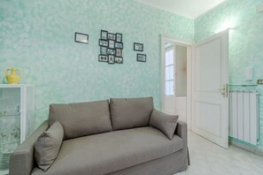TV - A comfortable, welcoming 40 square meters apartment, perfect for four people, located on the second floor of a period building (NO elevator).The property is located near the Vittorio Emanuele I Bridge in a quiet residential area, well-connected to the ci (Turin)