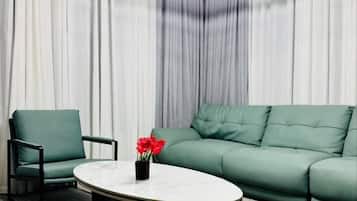 Deluxe Double Room | Living area