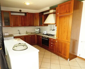 Fridge, oven, stovetop, dishwasher - Stunning Villa Paradiso with Jacuzzi, lake view, 200 square meters (Lombardia)