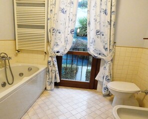 Haartrockner, Bidet, Handtücher, Toilettenpapier
