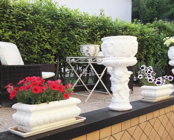 Terrace/patio - Stunning Villa Paradiso with Jacuzzi, lake view, 200 square meters (Lombardia)