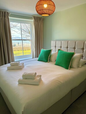 Iron/ironing board, WiFi, bed sheets - A cosy and stylish apartment with views across Mumbles bay. Pet friendly (Mumbles)