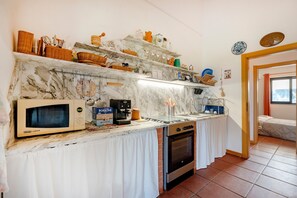 Fridge, microwave, oven, stovetop - Apartment 'Villa Ada' with Wi-Fi and Air Conditioning (Cozze)