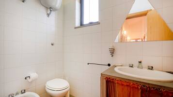 Een douche, een haardroger, handdoeken