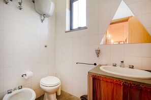 Een douche, een haardroger, handdoeken