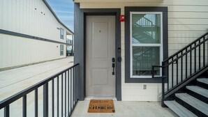 A residential building with a front door, a mailbox, and a doormat. - Cozy East Downtown Houston Getaway Near UH, Med Center, NRG Stadium (Houston)