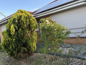 Property grounds - New Gem in Deer park- 3 bedroom and 2-bathroom family sized  home (Deer)