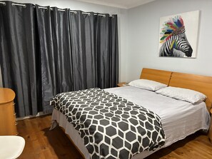 Tabla de planchar con plancha, wifi gratis y ropa de cama 