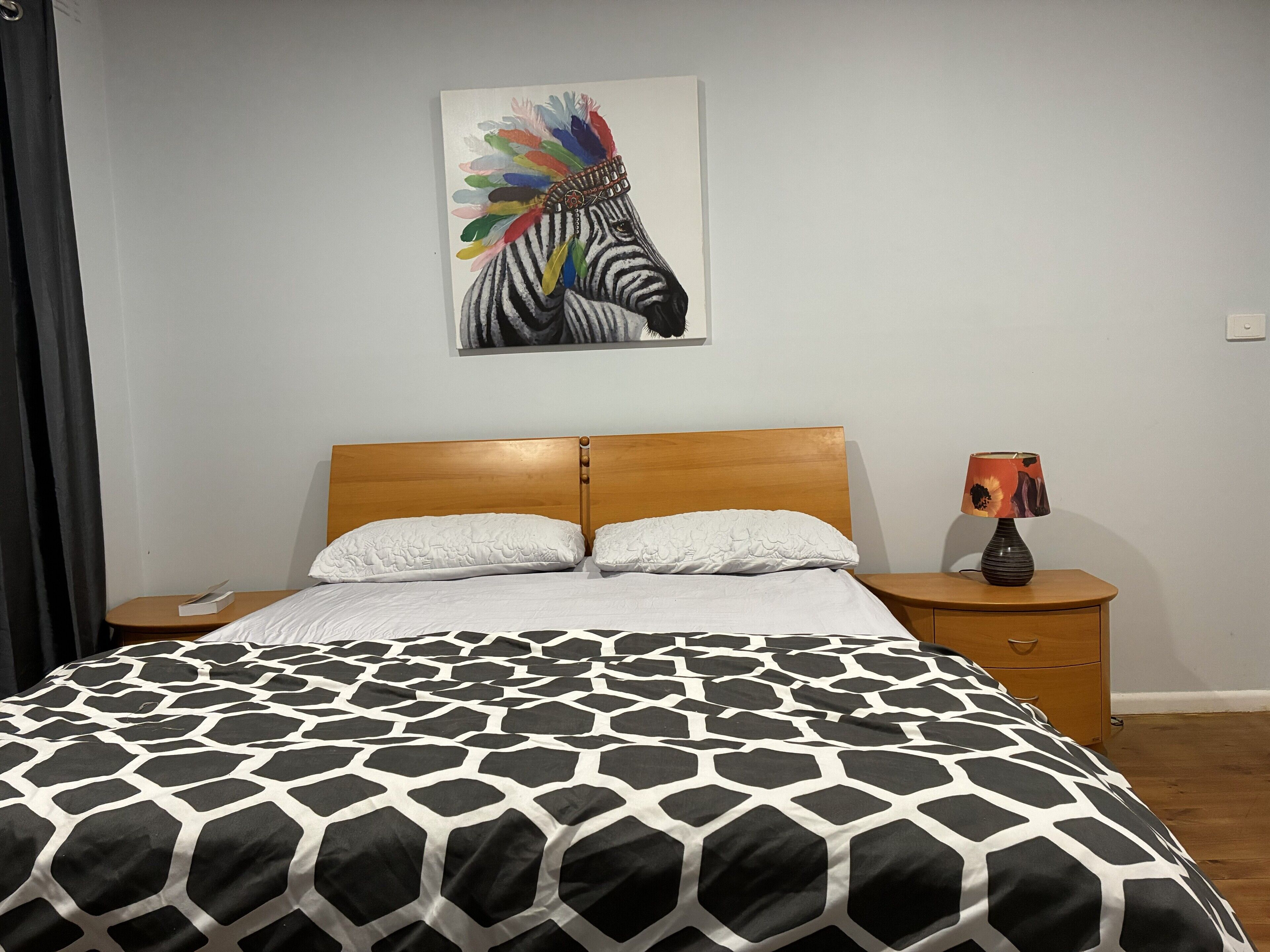 Tabla de planchar con plancha, wifi gratis, ropa de cama