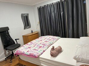 Room - New Gem in Deer park- 3 bedroom and 2-bathroom family sized  home (Deer)