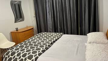 Een strijkplank/strijkijzer, gratis wifi, beddengoed