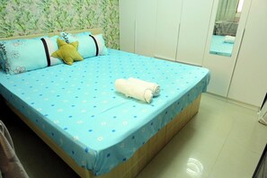 Een strijkplank/strijkijzer, wifi, beddengoed