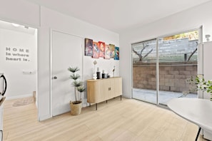 House - Near Dtla Gem Stylish Private Suite w King bed (Monterey Park)