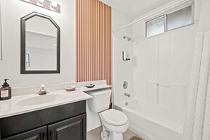 House - Near Dtla Gem Stylish Private Suite w King bed (Monterey Park)