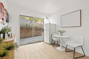 House - Near Dtla Gem Stylish Private Suite w King bed (Monterey Park)