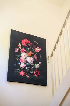 Pintura de um arranjo floral numa parede.