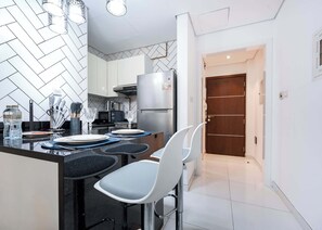 Studio - Stayshort - Minimalist Studio Apartment in JVT Sleeps 2 (Dubai)