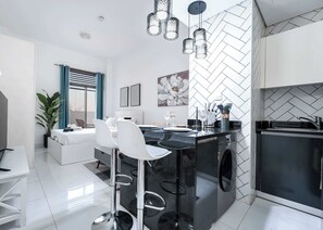 Studio - Stayshort - Minimalist Studio Apartment in JVT Sleeps 2 (Dubai)