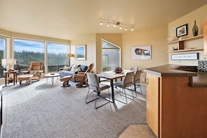 TV, fireplace - River Ridge 323A Ground Floor Condo in Bend, OR 1 Bd 1Ba (Bend)