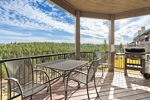 Outdoor dining - Ground Floor Condo in Bend, OR 1 Bd 1Ba (Bend)