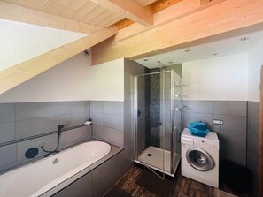 Een douche, een haardroger, handdoeken
