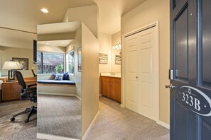 Free WiFi, bed sheets - River Ridge 323B - Tiny Escape in the Best Spot! (Bend)