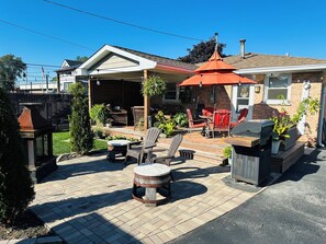 Outdoor dining - Cozy Home in Suburbs near Chicago - pet friendly (Bridgeview)