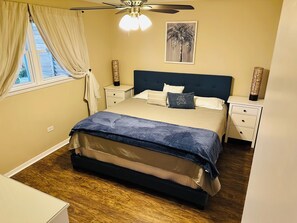 Iron/ironing board, WiFi, bed sheets - Cozy Home in Suburbs near Chicago - pet friendly (Bridgeview)