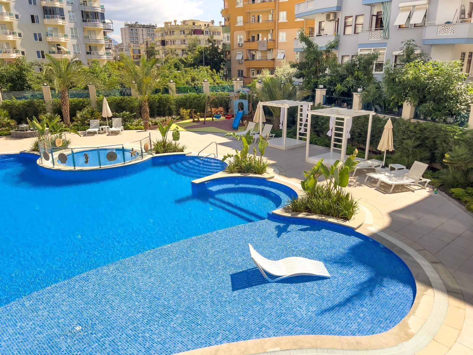 Een binnenzwembad en een buitenzwembad